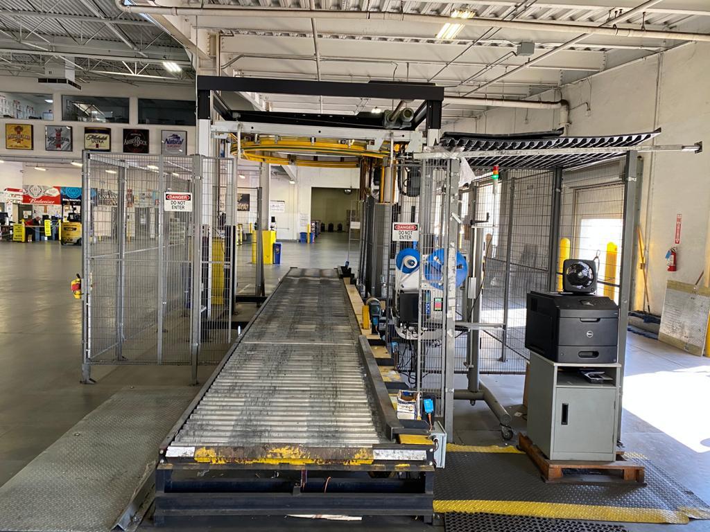 Roller conveyor feeding a ring wrapper